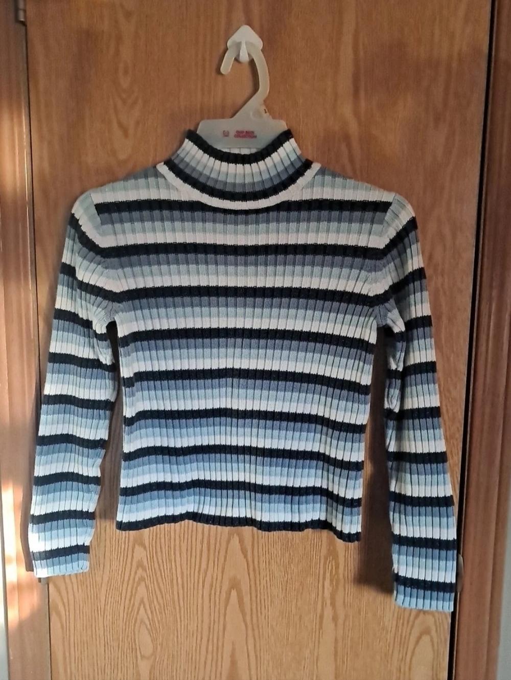 Ladies St. John’s Bay Blue And White Striped Ribbed Mock Neck Sweater Sz. S